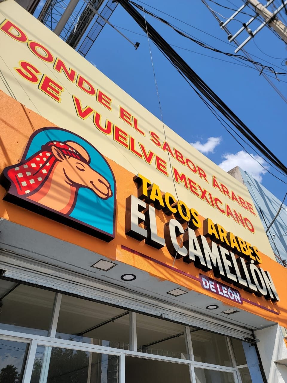 Fachada completa de Tacos Árabes El Camellón