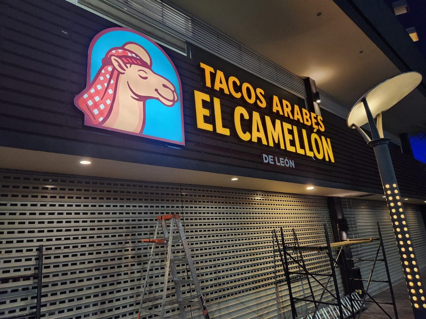 Letrero luminoso de Tacos Árabes El Camellón de noche