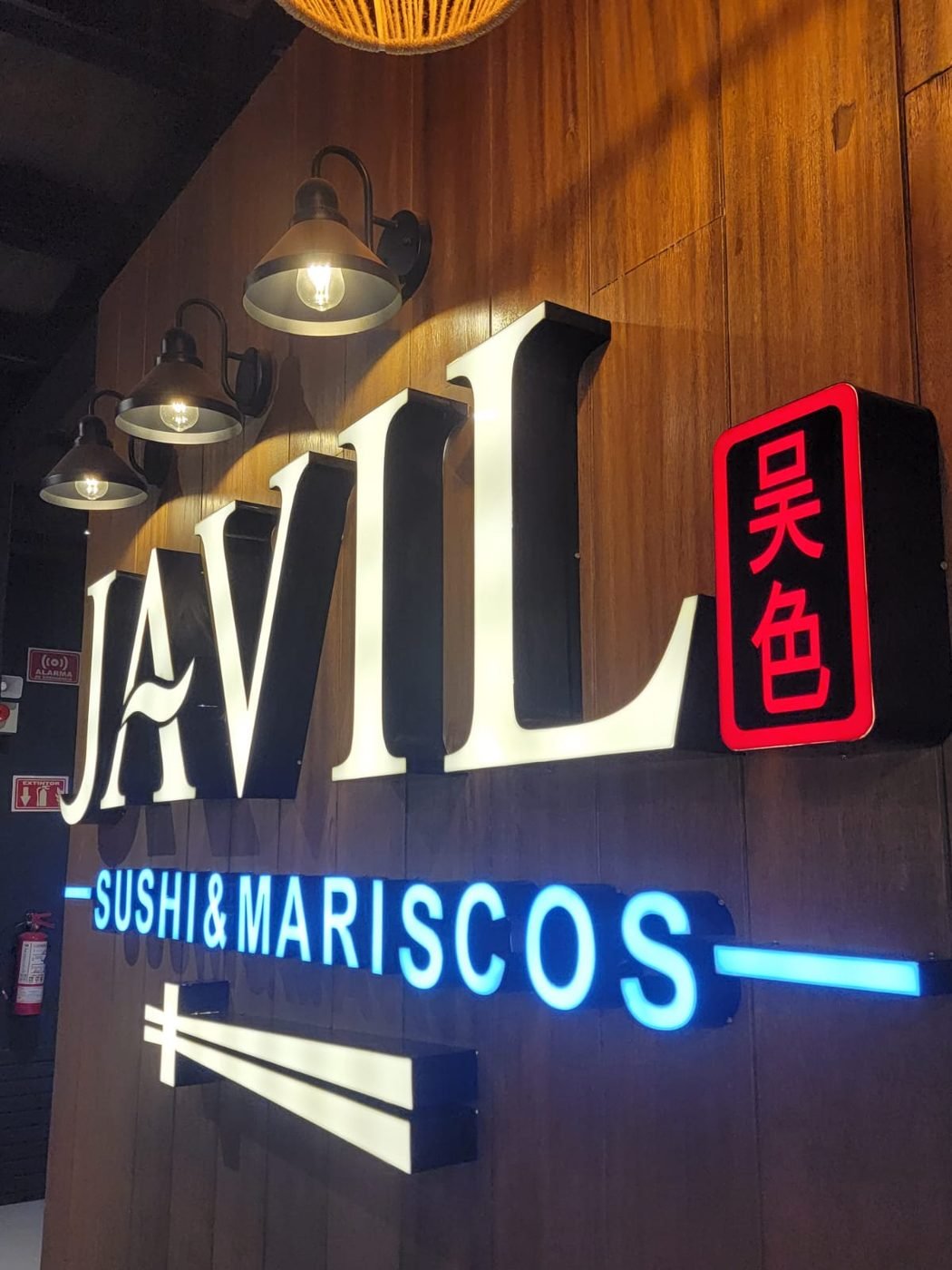 Letrero luminoso 3D en el interior de Javil Sushi & Mariscos